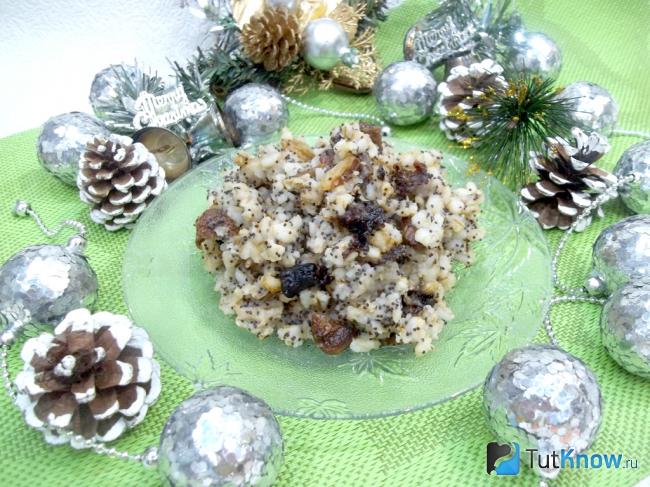 Готовая кутья из перловки с сухофруктами, маком и медом