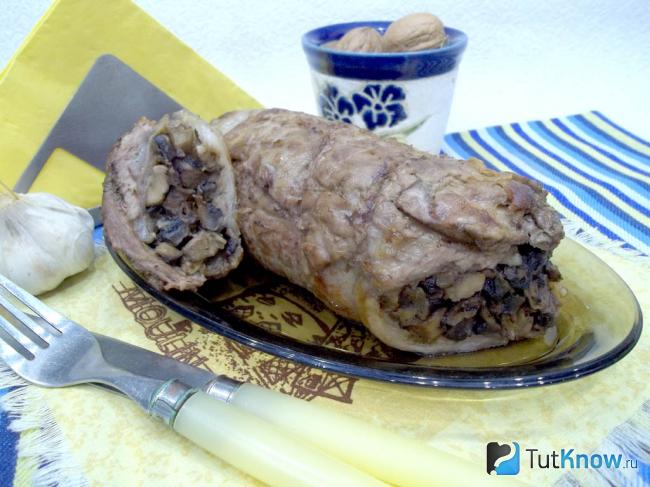 Готовый мясной рулет фаршированный грибами в духовке