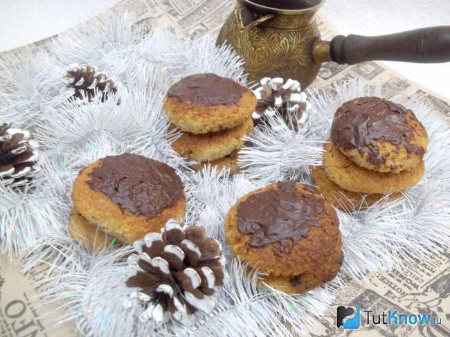 Готовое овсяное печенье на сметане с яйцами