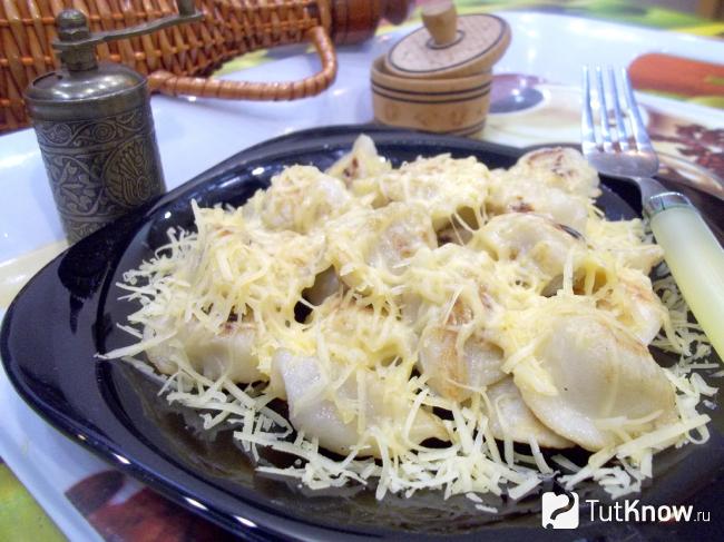 Готовые жареные пельмени с сыром