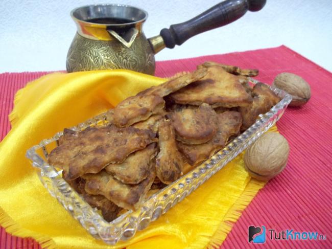 Готовое печенье на рассоле с орехами и черносливом