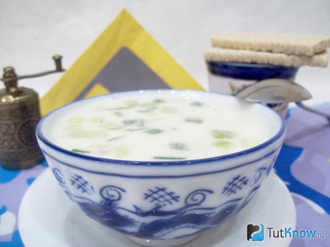 Готовая окрошка на бульоне со сметаной и лимоном
