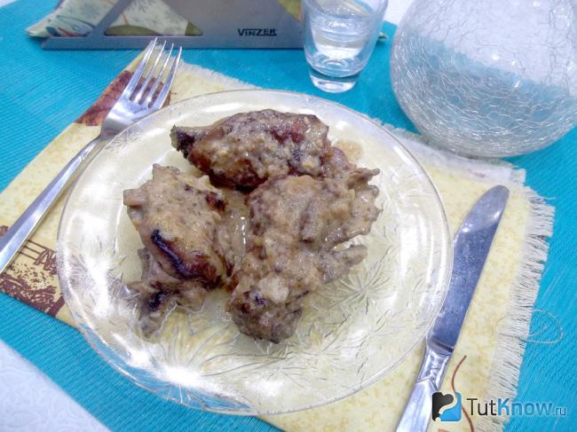 Готовая тушеная курица с луком в сметане