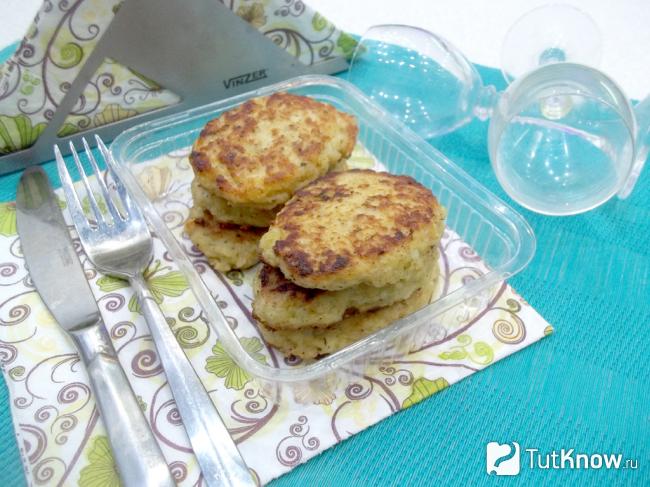 Готовые куриные котлеты с картофелем