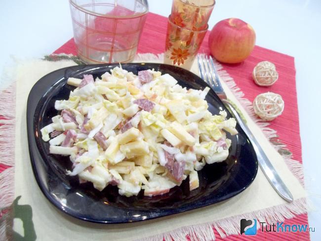 Готовый салат с пекинской капустой, колбасой, сыром и яблоком