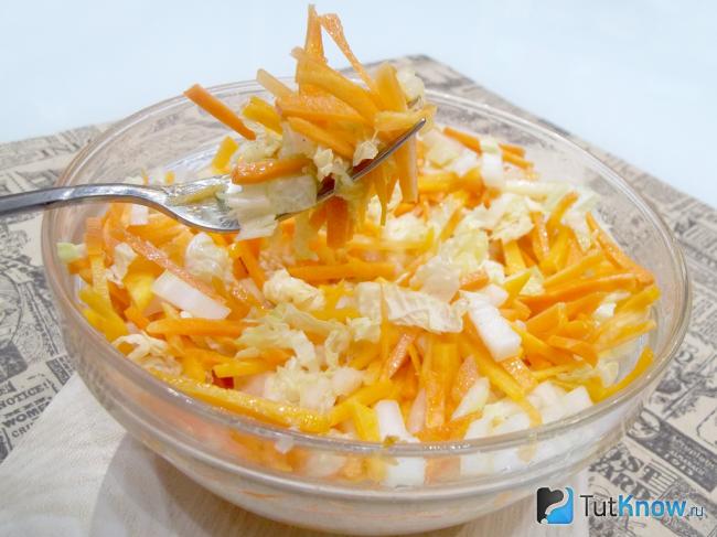 Готовый салат с пекинской капустой, тыквой и морковью
