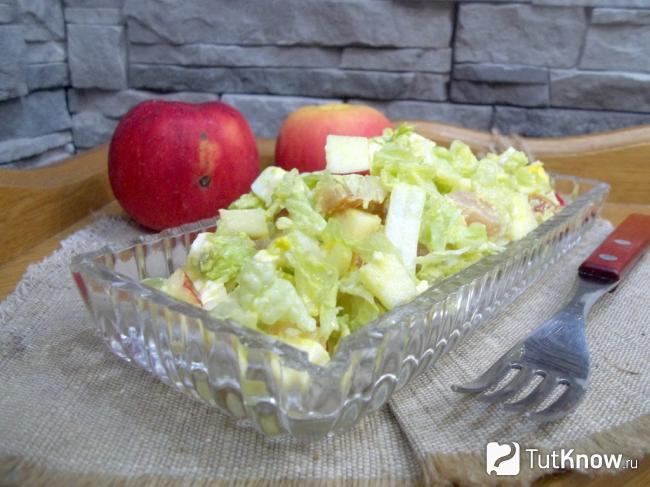 Готовый салат с пекинской капустой, яблоками и курицей