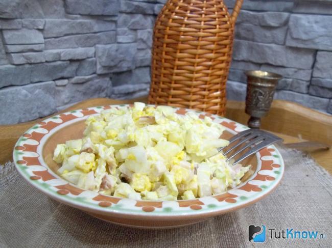 Готовый салат из пекинской капусты, сыра и яиц