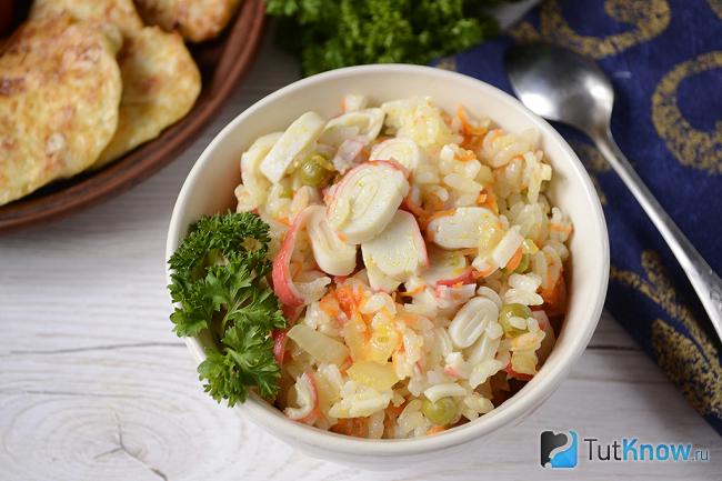 Жареный рис с крабовыми палочками и горошком с зеленью