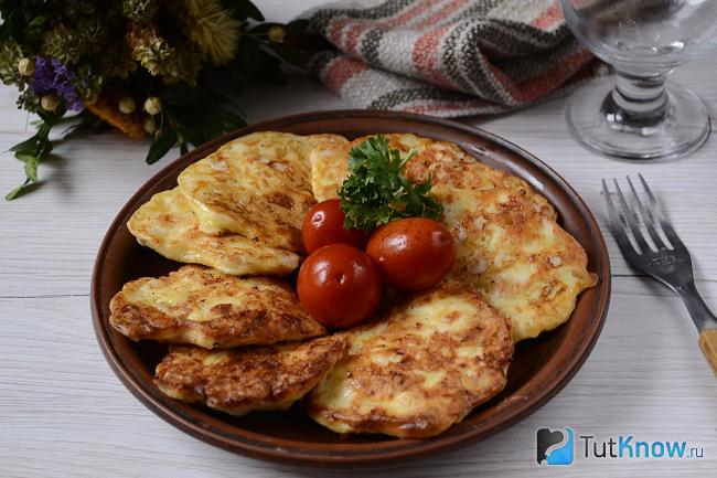 Куриные оладьи с луком и зеленью