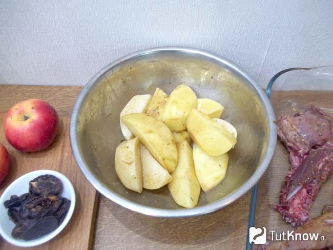 Картофель маринуется