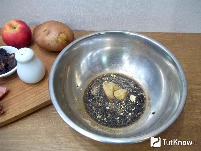 Соединены все продукты для маринада