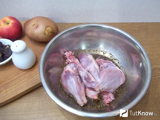 В маринад опущены кусочки утки