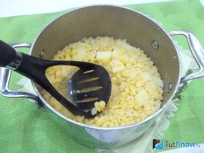Горох с картофелем потолчен