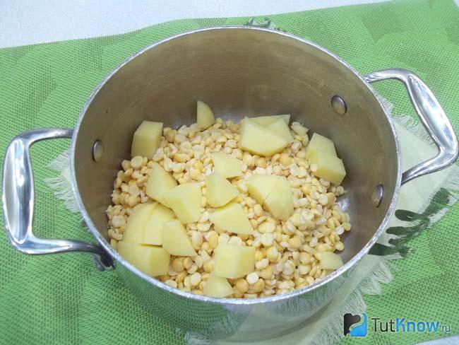 В варочную кастрюлю добавлен картофель
