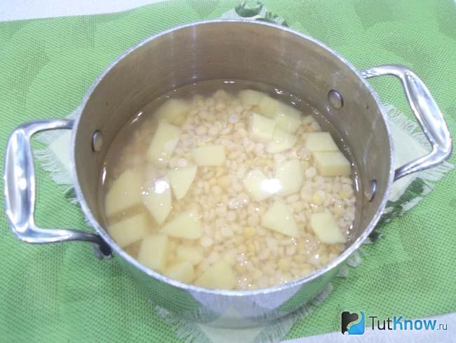 Горох залит водой