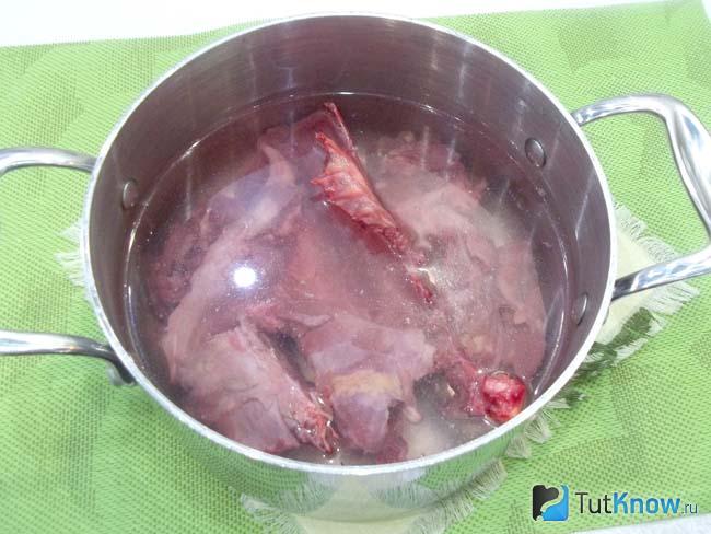 Кусочки утки залиты водой