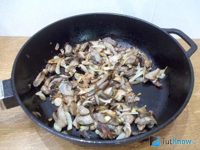 Грибы с луком жарятся