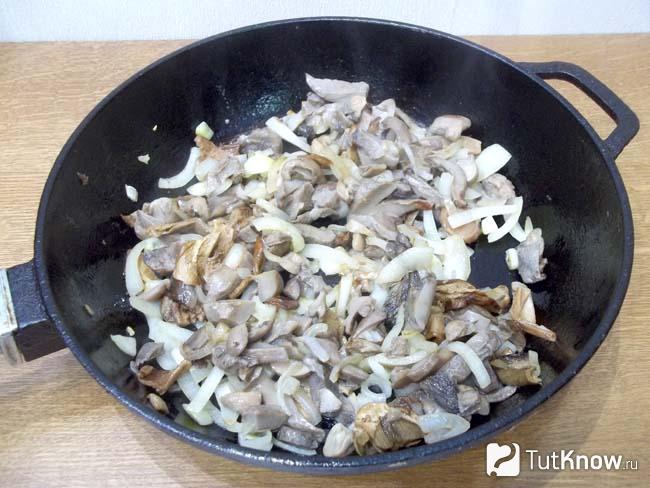 Грибы с луком жарятся