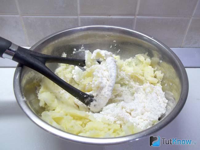 В картофельное пюре добавлена мука
