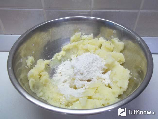 В картофельное пюре добавлена мука