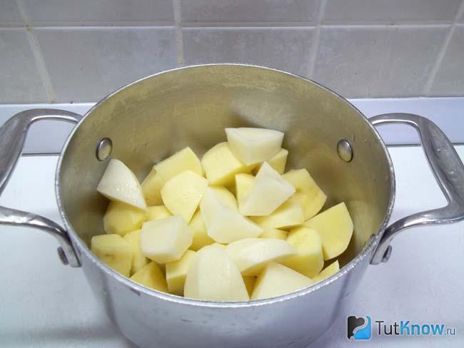 Картофель нарезан и сложен в кастрюлю