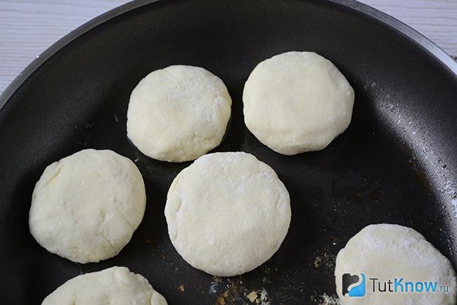 Жарим сырники с киви