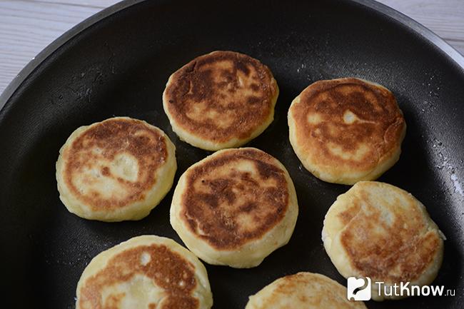Сырники с киви на сковороде