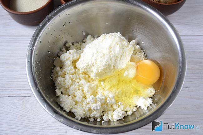 Творог с яйцами в миске