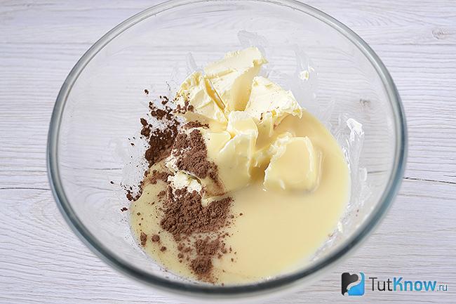 Какао, сгущёнка и масло в миске