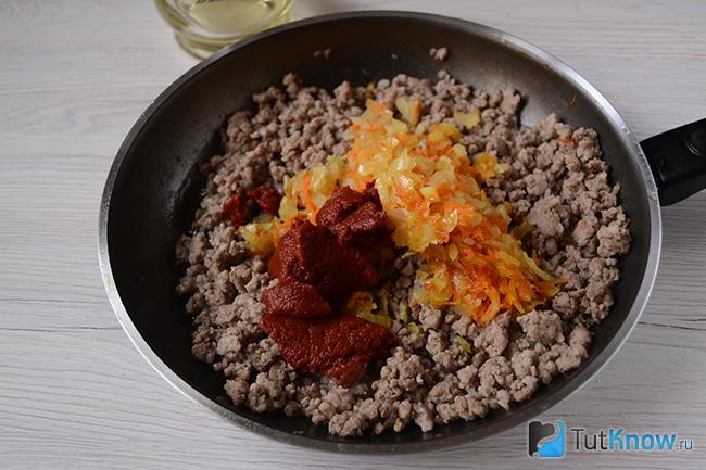 Соединяем фарш с овощами