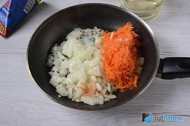 Обжариваем лук и морковь на сковороде