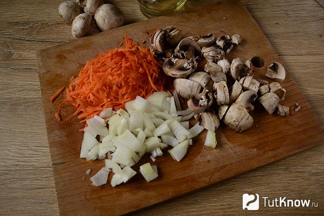 Очищенные и порезанные овощи и грибы на доске