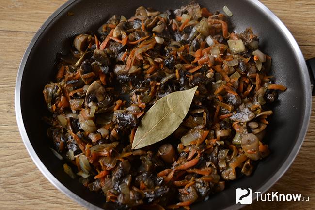 Протушенные грибы с луком и морковью
