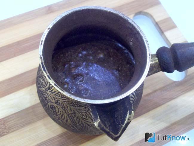 Кофе и пряности залиты водой