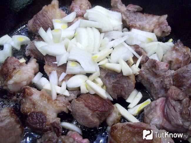 К мясу добавлен лук