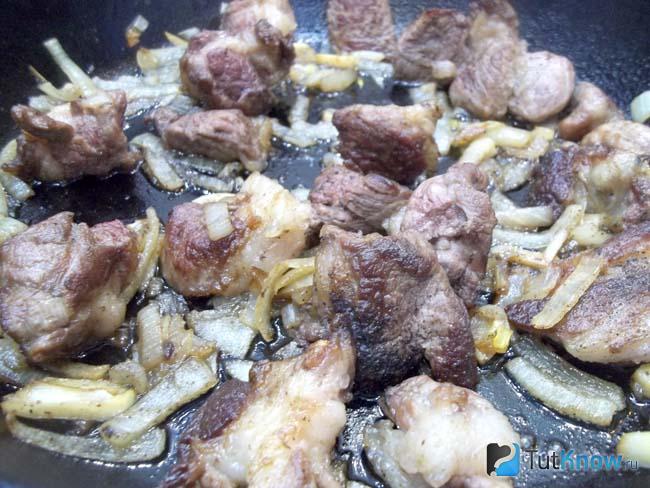 Мясо с луком жарятся