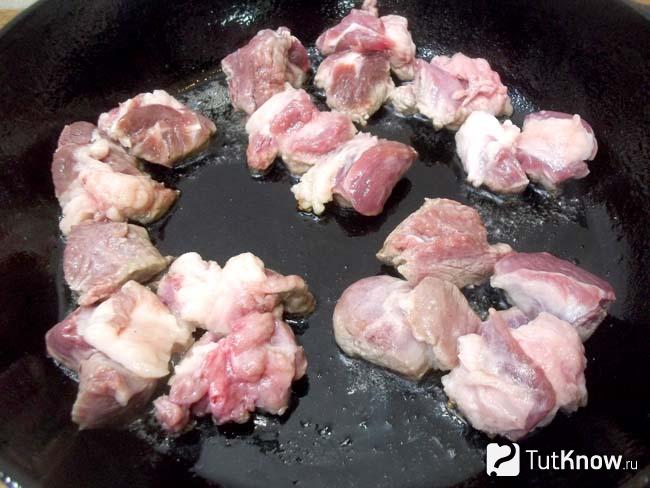 Мясо жарится