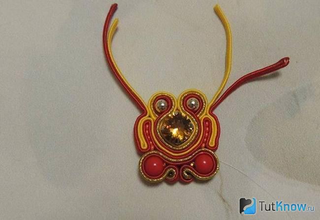 Две крупные красные бусины, обшитые сутажными шнурами