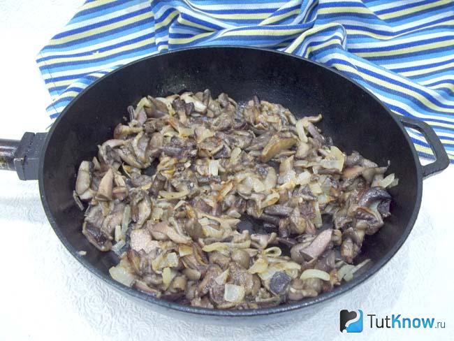 Грибы с луком жарятся