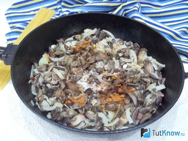 Грибы с луком жарятся