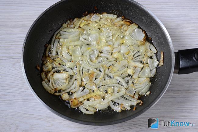Жаренный лук на сковородке