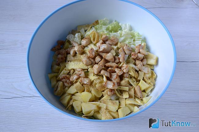 Капуста, филе, яблоки и блины в миске