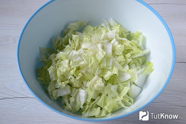 Нарезанная капуста в миске