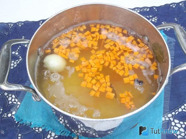 К гороху добавлена морковь