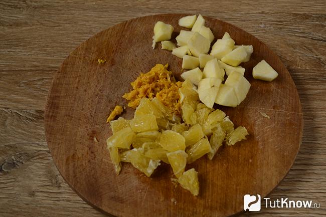 Кусочки яблок и апельсинов