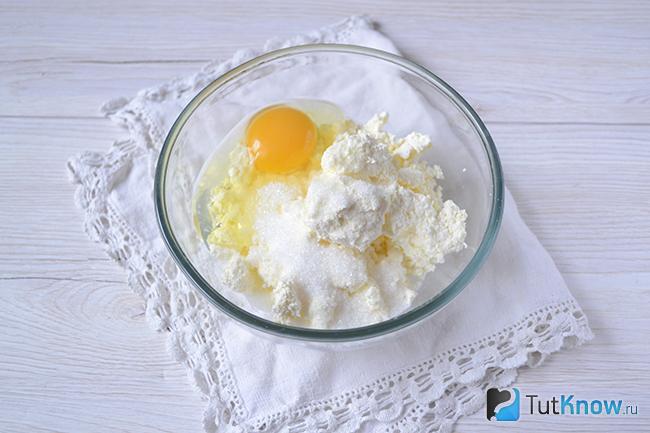 Творог с яйцом в миске