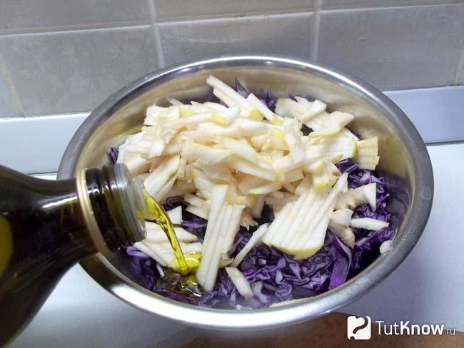 Капуста с яблоками заправлена маслом
