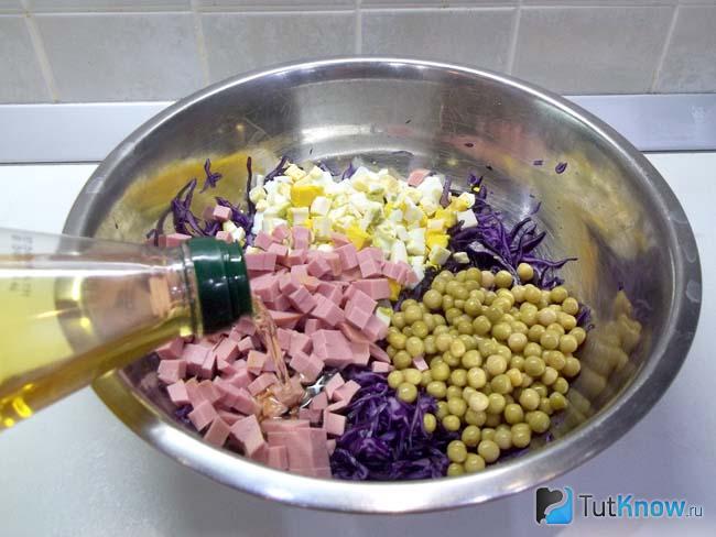 Продукты сложены в салатницу и приправлены маслом