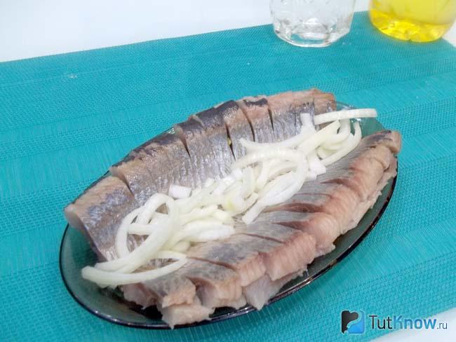 К рыбе добавлен лук